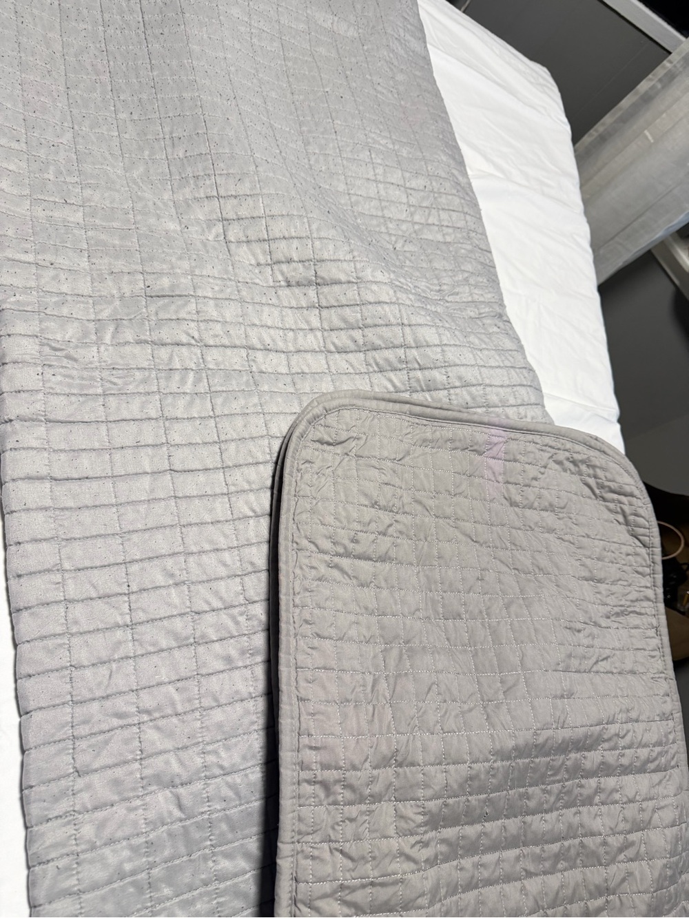 Gray Quilted Bedspread – Modern Lightweight Comfort